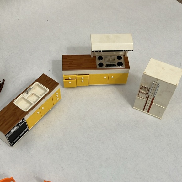 Vintage TOMY Japan Deluxe Dollhouse Furniture 1970s - 21 pieces - Picture 5 of 13
